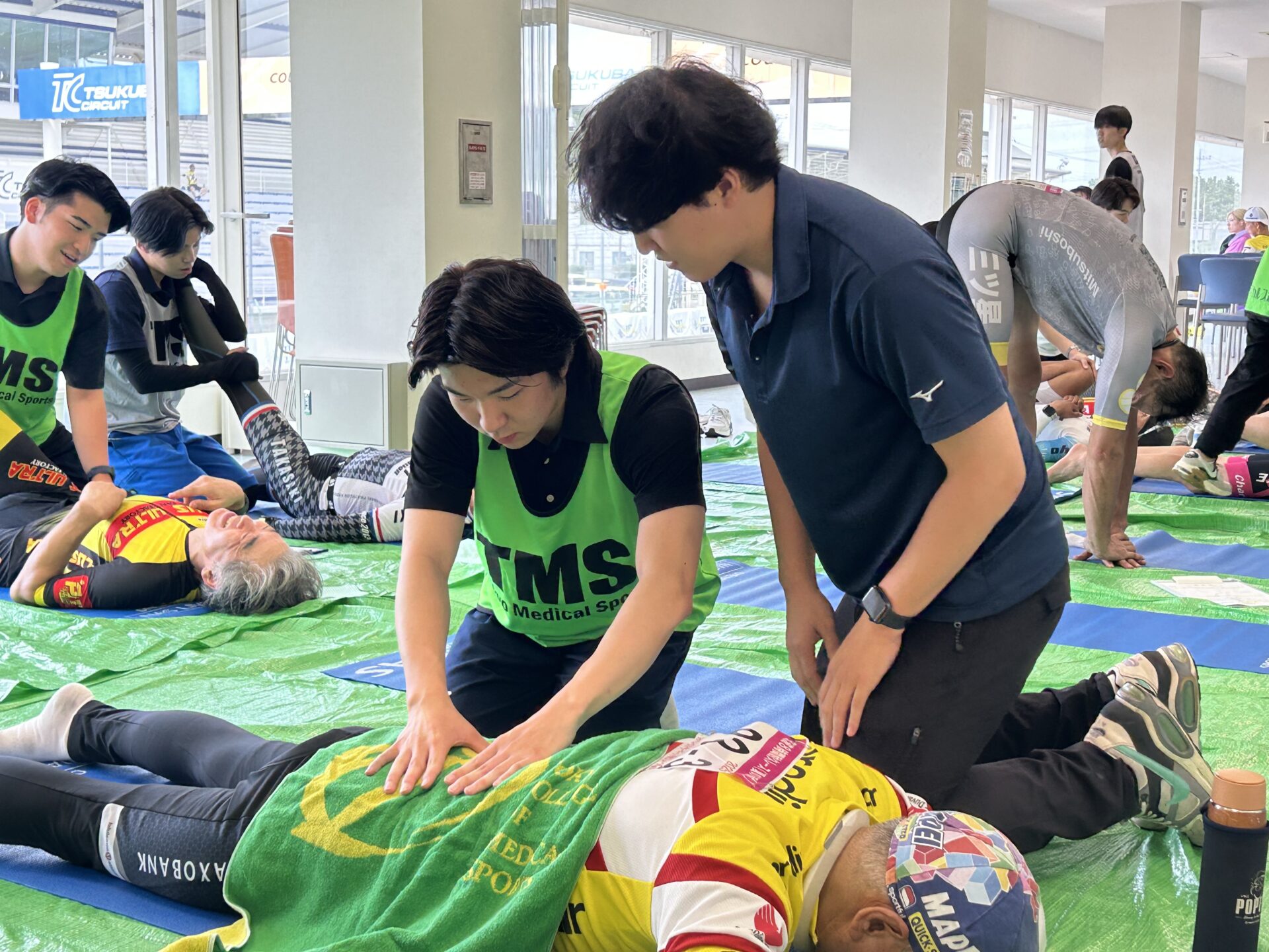 卒業生に教わりながら選手対応