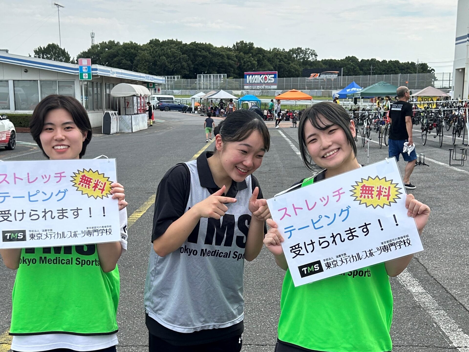 呼び込み用のボードを持ってブースの宣伝