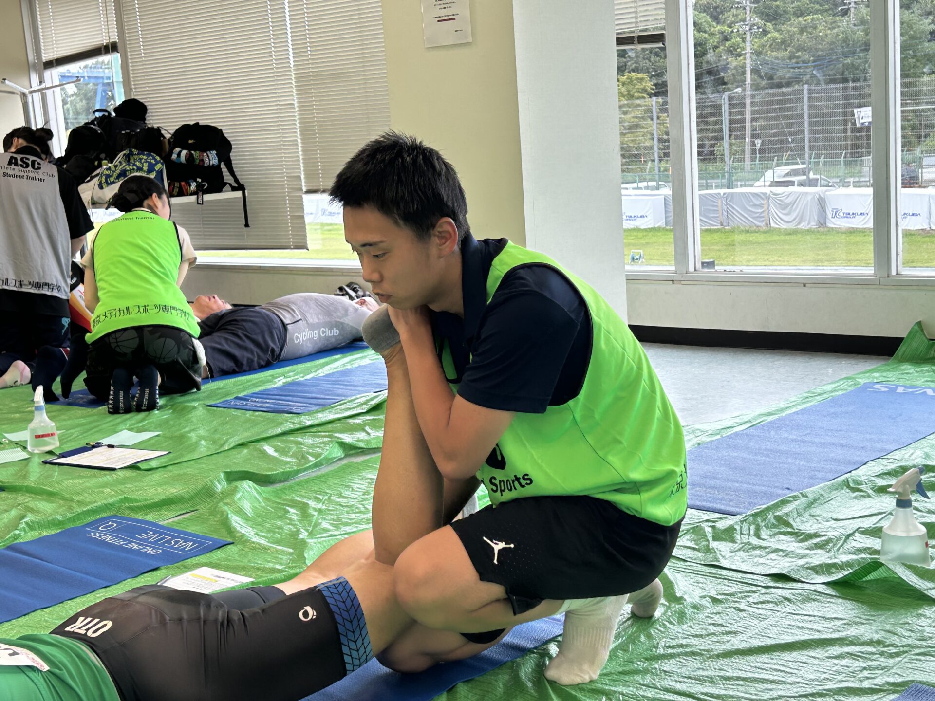 呼び込み用のボードを持ってブースの宣伝