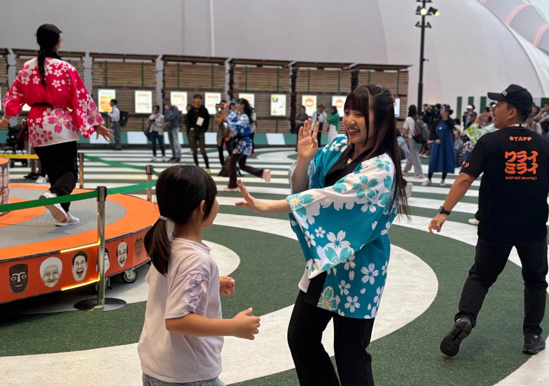 子どもたちと一緒に踊る学生たち。新しい参加型のイベントです